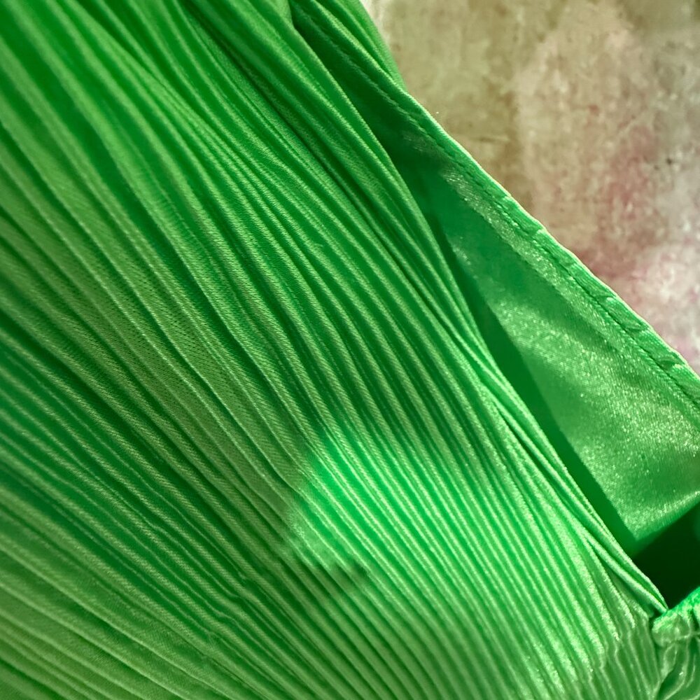 New 📌Blue B Accordion Pleated Kelly Green Long Sleeves Elastic Waist Romper - Picture 11 of 16